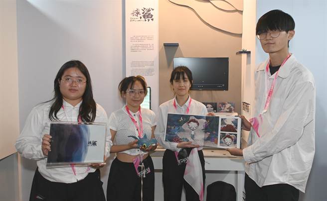 树德科大学生设计《抹鲨》作品，透过小男孩视角拯救双髻鲨，设计出奇幻风格保育绘本，藉以表达对海洋议题的关注。（林瑞益摄）