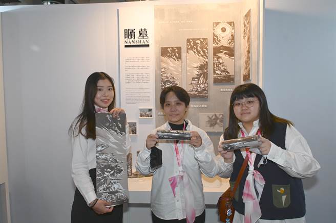 树德科大《瞩墓》作品回溯南山土葬文化歷史。（林瑞益摄）
