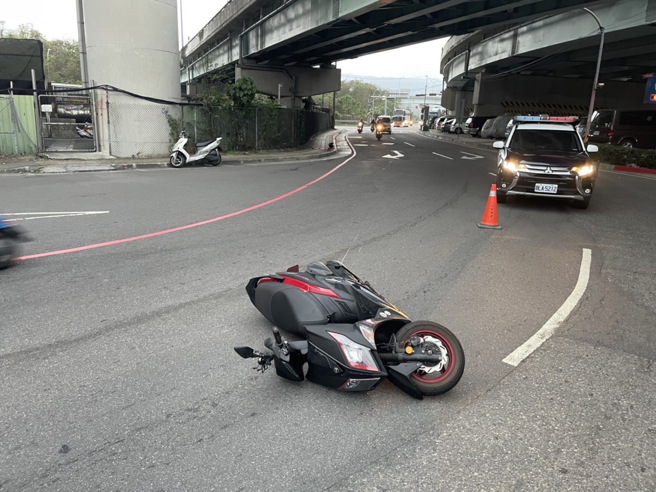 新北市五股区中兴路三段与成泰路一段98巷口，今20日6时许接连发生2起车祸。（简铭柱翻摄）