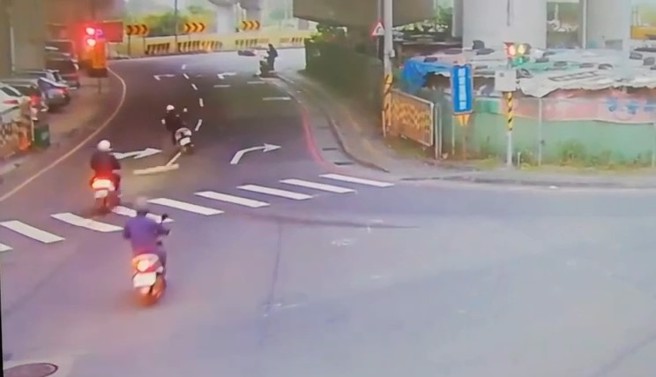 骑士辗过木棍惨衰险遭后车追撞。（简铭柱翻摄）