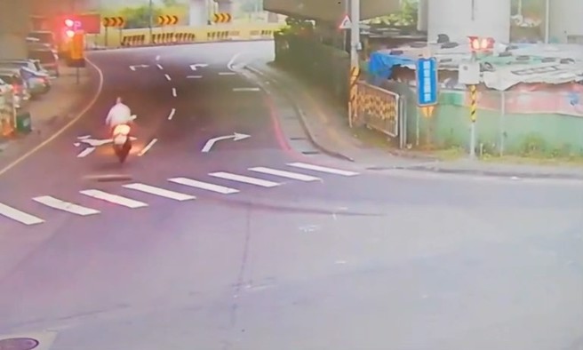 骑士辗过木棍飞起惨摔。（简铭柱翻摄）