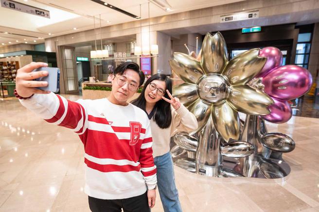 新光三越台北信义新天地A9 Team Hua Hua，散播欢乐带来活力希望。（石智中摄）