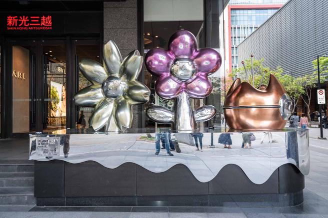 新光三越台北信义新天地A4 Team Hua Hua，充满活力地张开双臂。（石智中摄）