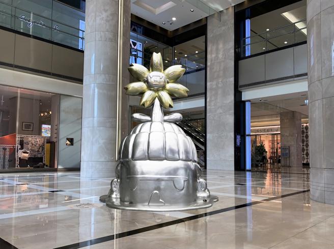 新光三越台南新天地Hello World！My Friend.Maskboy with Hua Hua No.03。（新光三越提供）