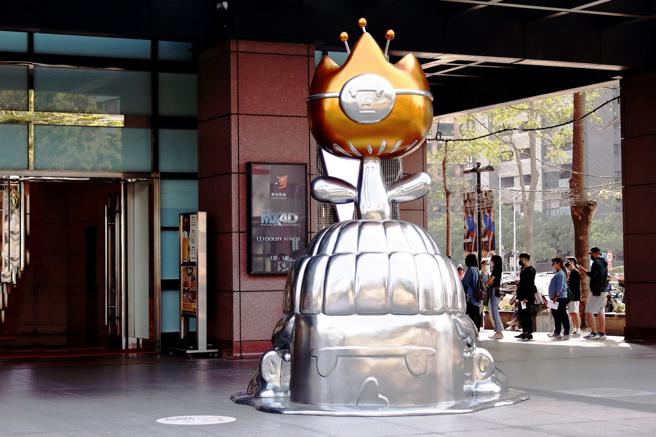 新光三越台中中港店Hello World！My Friend.Maskboy with Hua Hua No.02。（新光三越提供）