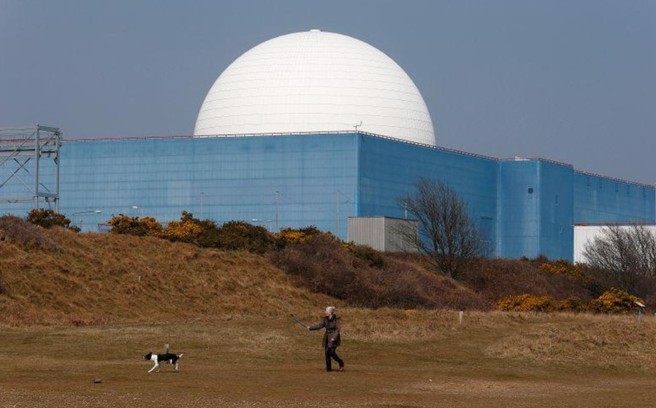 英国辛克威尔B核电厂已获得延役许可。电厂附近的居民在溜狗。(图/路透社)