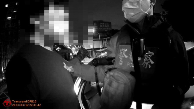 刘男为掩饰其通缉犯身分而谎报他人证号。（简铭柱翻摄）