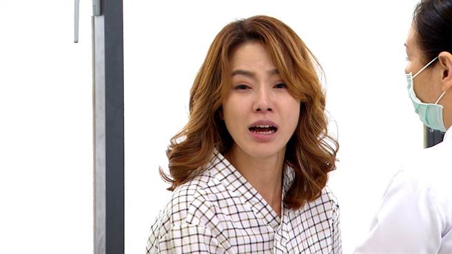 黄瑄戏中角色以为失去儿子伤心欲绝。（三立提供）