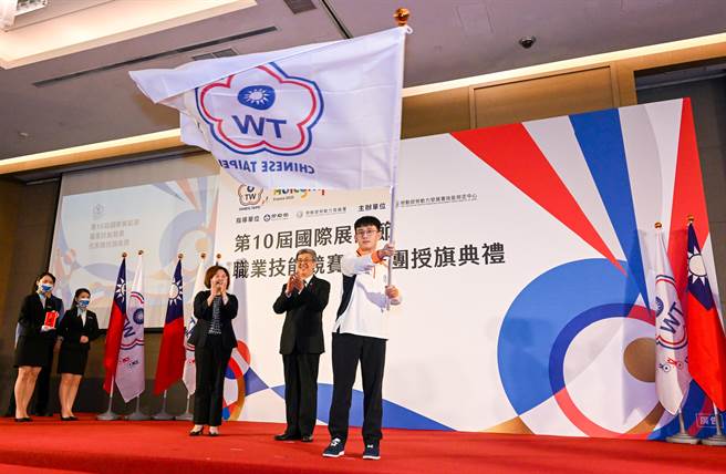 第10届国际展能节职业技能竞赛（10th International Abilympics）即将于2023年3月22至25日在法国梅斯（Metz）举办。为了帮长期备战的国手们鼓舞士气，行政院长陈建仁（中）20日晚间特别到华航诺富特饭店为代表团授旗，并期勉代表团。（陈麒全摄）