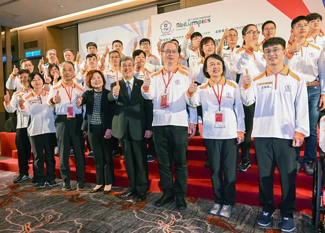第10届国际展能节职业技能竞赛（10th International Abilympics）即将于2023年3月22至25日在法国梅斯（Metz）举办。为了帮长期备战的国手们鼓舞士气，行政院长陈建仁（前排右四）20日晚间特别到华航诺富特饭店为代表团授旗，并期勉代表团。（陈麒全摄）