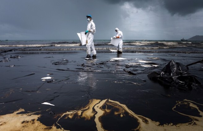  科威特传出石油外泄，国营石油公司宣布进入紧急状态。(图/AP)