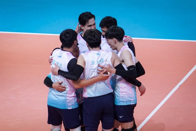 连庄男排球员在场中齐聚庆祝。(中华排协提供)