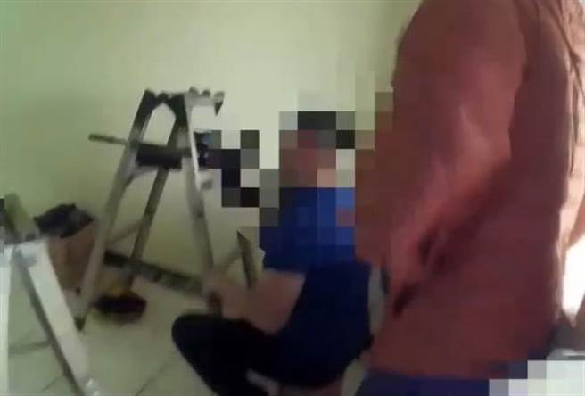 新北市芦洲50岁田姓男子自称是军武迷，过去便有多次自制枪械打狗、制造爆裂物的前科，近日他又造出一把改造空气枪，还配备8倍镜，而他为了试枪，15日竟在自家附近打靶，结果把邻居家的浴室玻璃打破。(黄敬文翻摄)