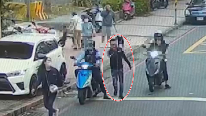 越南籍郑姓男子31岁在兴化国小旁天桥上与朋友聊天喝酒，过程中引发口角纠纷及肢体衝突，郑男下颚遭赵男手上的尖锐物划伤。（简铭柱翻摄）