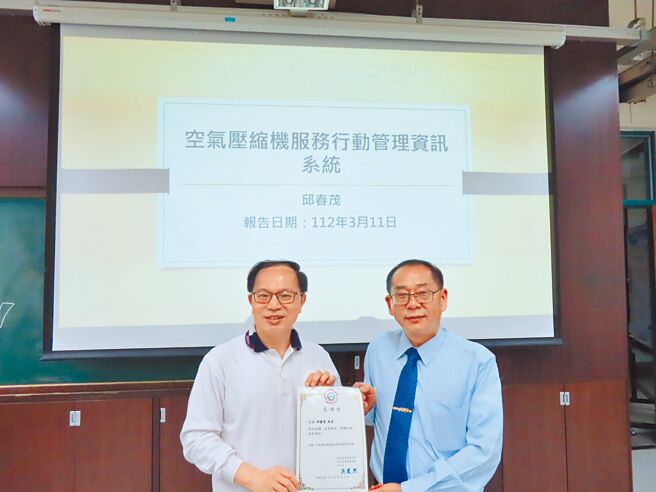 杰出校友宣鑫总经理邱春茂（右）接受母校勤益科大副校长骆文杰（左）之邀专题演讲。图／宣鑫公司提供