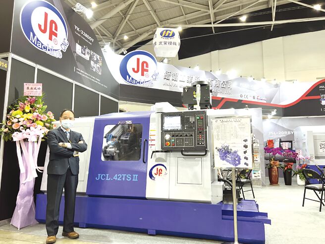 缙锠工业总经理黄进发展出JCL-42TSII全新机种。图／朱锦霞