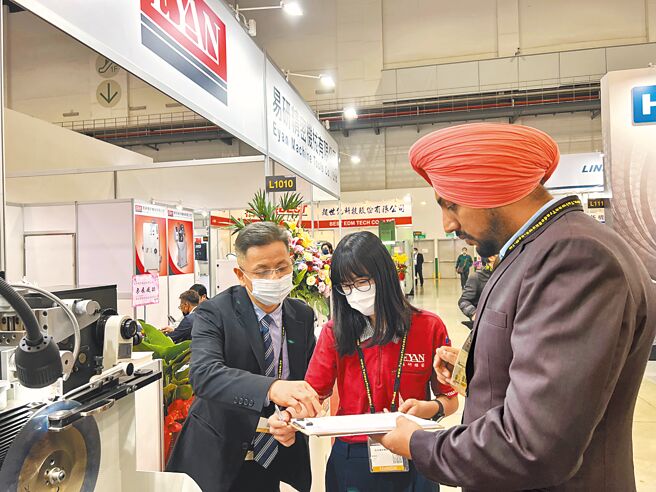 易研精密总经理郭俊麟新开发「摩擦式锯片研磨机」及「圆刀研磨机」是展场焦点。图／朱锦霞