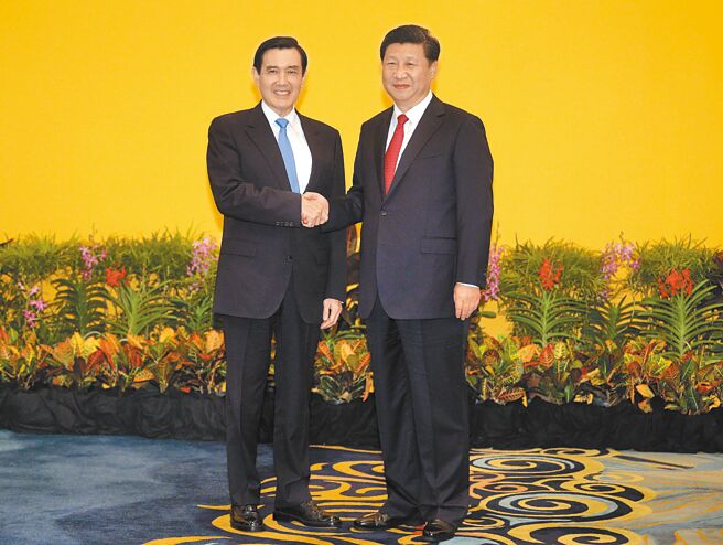 前总统马英九3月27日至4月7日赴陆祭祖，并率青年学子与大陆学生交流，马办表示，此行未安排会见大陆国家主席习近平；图为2015年马英九（左）及习近平（右）在新加坡首度会面，双方握手致意。（王爵暐摄）