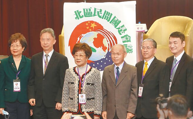 前副总统吕秀莲19日出席「北区民间国是会议」，吕秀莲（左三）强调，我们是民主国家，所以人民的意见更重要，在北、中、南举办3场民间国是会议，是希望超越党派，最后各党派都参与全国国是会议，献给明年1月13日当选的国家领导人，就职后就有权限召开全国国是会议。（陈怡诚摄）