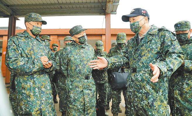 国防部「禁止营外不当借贷」的规定，反而成为地下钱庄要胁职业军人的最佳利器，让职业军人欠债不敢曝光，反而处在超级弱势的地位。图为邱国正（右二）视察部队资料照。（军闻社）