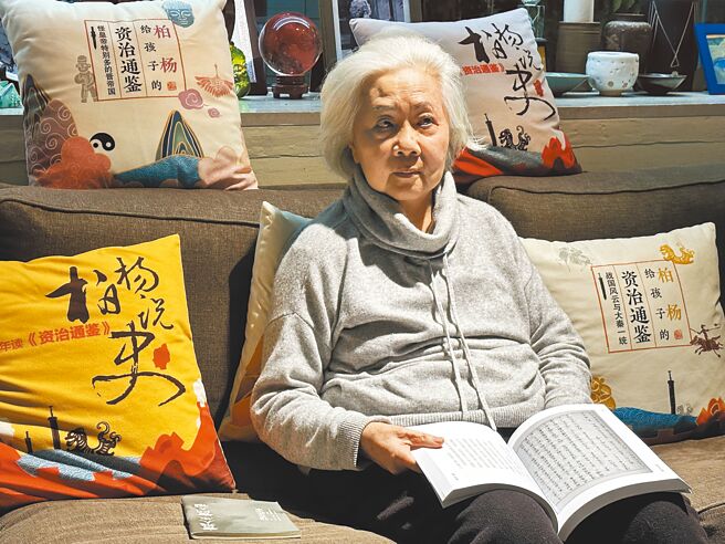 张香华接受本报专访表示，和柏杨相处30年生活里，看到柏杨对政治的态度，一如他年少时的大学毕业论文。图为张香华与柏杨大学毕业论文影本。（李文辉摄）