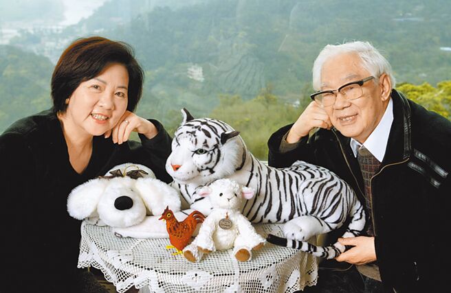 张香华回忆与柏杨收藏着从各地带回的宠物玩偶。图为2005年柏杨与张香华亲蜜地与玩偶合影。（本报资料照片）