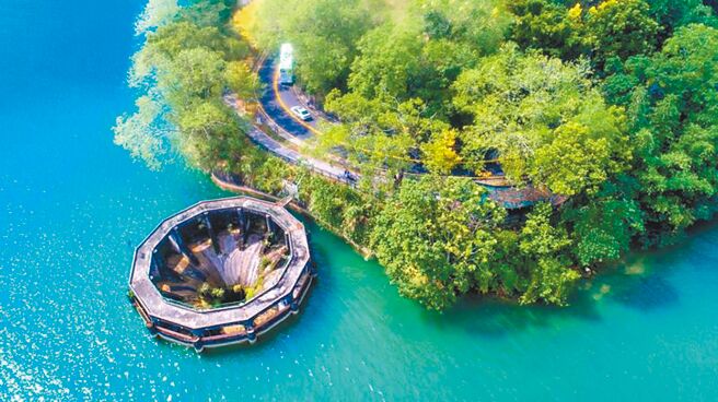 日月潭若水位高于748.5公尺，过多的水会从溢流井排到下游溪流；因此溢流井有「日月潭神秘黑洞」之称。（日月潭风管处提供／杨静茹南投传真）