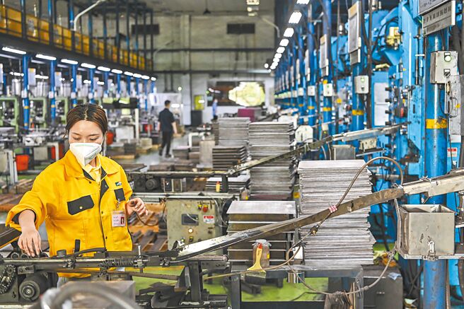 工商团体纷纷规画西进访问，期促进两岸进一步商业往来、观光旅游、投资合作。图为位于中国广东省企业一处生产线。（中新社）