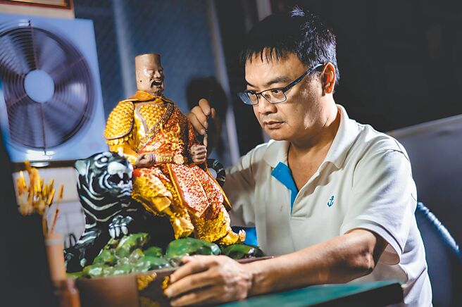 蔡承哲纸糊创作时总是一脸专注、投入，充分展现匠师、职人专业的一面。（谢芷芸摄／蔡承哲提供）