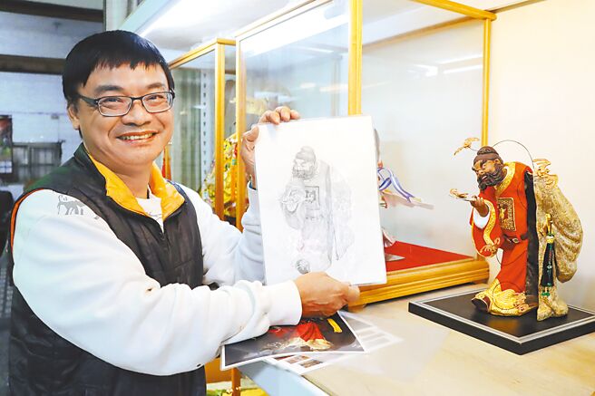 蔡承哲根据设计师画出的比例图，将锺馗一分为二，露出内部纸糊剖面，此番操作下，锺馗神像变得活灵活现。（吕妍庭摄）