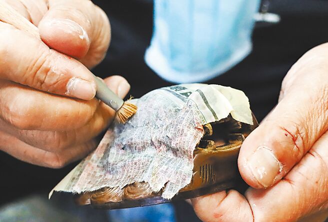 蔡承哲示范纸糊技法。（吕妍庭摄）