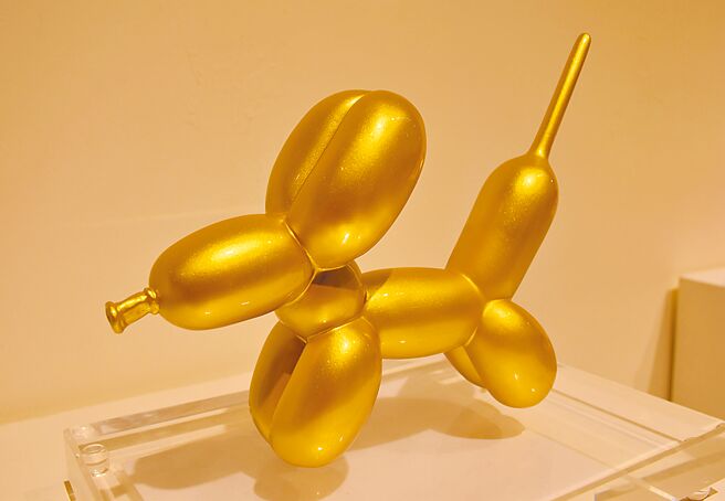 蔡承哲曾仿效美国艺术家杰夫‧昆斯的作品《气球狗》，纸糊出气球狗，光是要做出如气球般的光滑表面，难度就相当高。（吕妍庭摄）