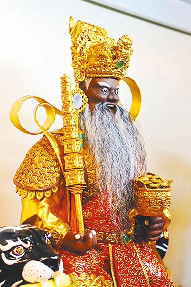 蔡承哲纸糊创作包含神尊在内，年产量不超过3个，十分精致，不说看不出来是纸糊的。（吕妍庭摄）