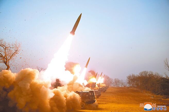 合國安理會20日將開會討論北韓核問題，平壤當局未因此有所戒惕，時隔3天又在19日試射飛彈，韓軍初判為北韓自製短程彈道飛彈KN-23。圖為北韓正在試射的飛彈。（朝中社）