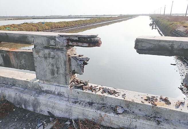 云林县台西乡1座桥梁的护栏已断裂。（云林县府工务处提供／周丽兰云林传真）