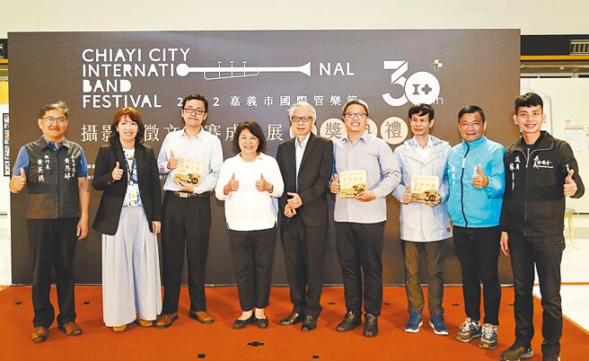 嘉義市政府19日舉辦「國際管樂節」攝影比賽與徵文比賽頒獎，市長黃敏惠恭喜（左四）並感謝得獎者為管樂節留下美好紀念。（呂妍庭攝）