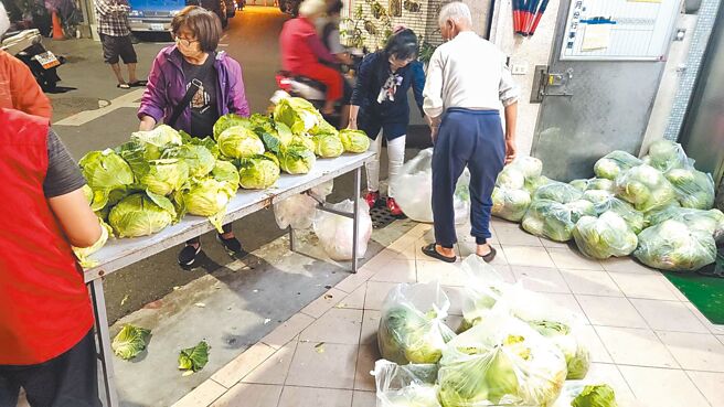 台南市南区大忠里长许智雄向白河阿嬷购买高丽菜，一晚就被里民取光。（许智雄提供／程炳璋台南传真）