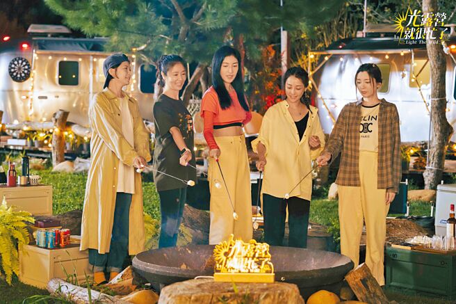 江宜蓉（左起）、林心如、杨谨华、谢欣颖以及郭雪芙在《光露营就很忙了》体验野外生活。（TVBS提供）