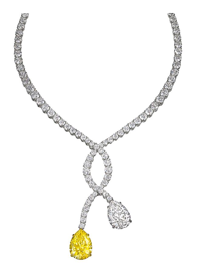 海瑞温斯顿LARIAT黄钻项炼以交叉垂坠设计，主石为10.88克拉的水滴形黄钻。（Harry Winston）