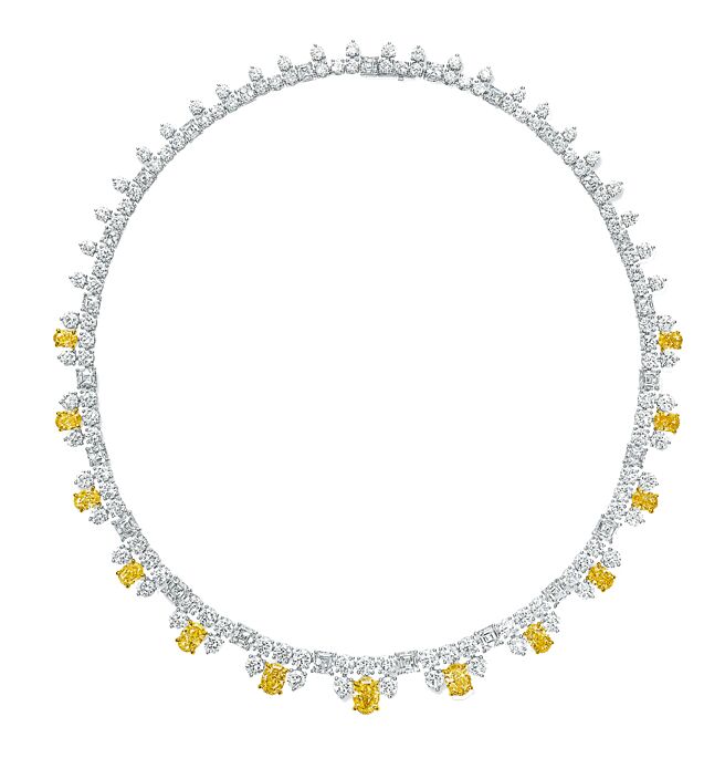 海瑞温斯顿黄钻项炼，镶嵌13颗总重约12.72克拉黄钻，勾勒艳阳高挂天空的轮廓。（Harry Winston）