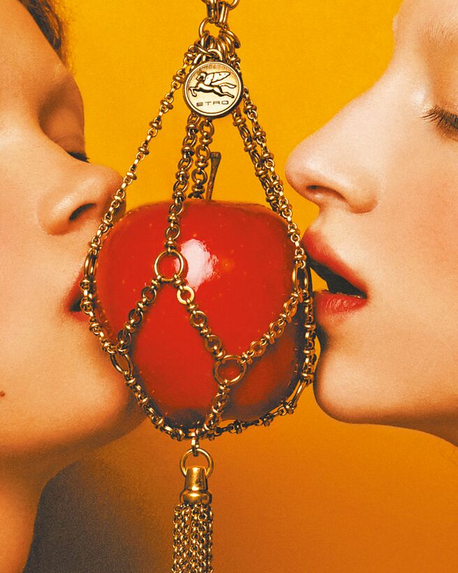 象徵禁果的图象，成为Etro此季的设计语汇之一。（Etro提供）