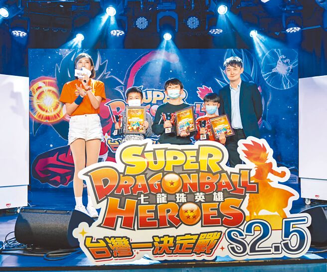 「七龙珠英雄2.5周年纪念赛」小学生以下组最后由11岁的小玩家白承玄、8岁的杨其诺、10岁的古永歆分别拿下冠亚季军。（吴松翰摄）