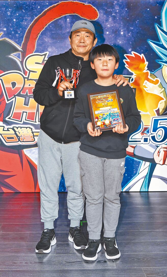 冠军白承玄小朋友与爸爸合影。（吴松翰摄）