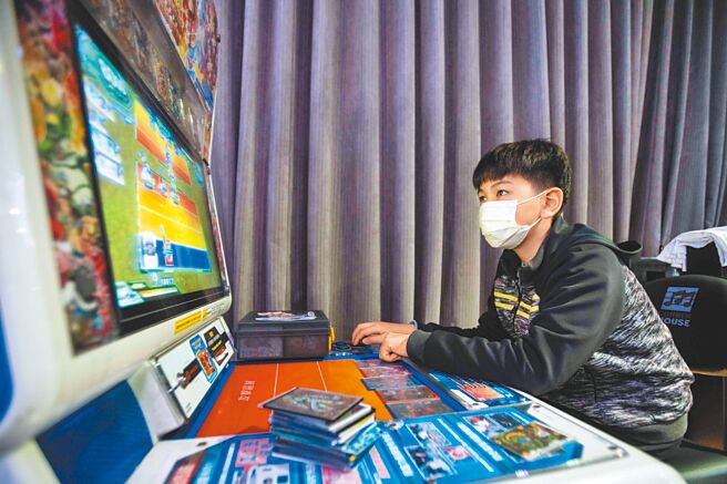 来自台南的Vincent特地向学校的运动会请假，至台北参加「七龙珠英雄2.5周年纪念赛」。（吴松翰摄）