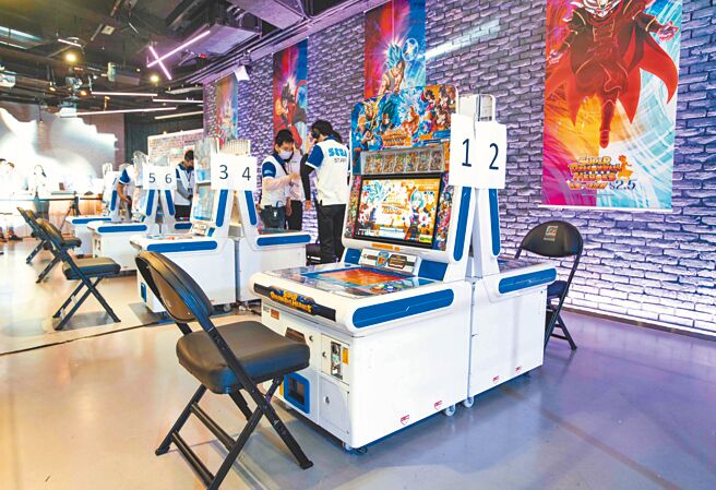 「七龙珠英雄」是一款以七龙珠为主题，结合专用游戏机台的卡片游戏。（吴松翰摄）