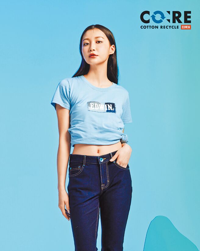 拍下回收舊褲瞬間並投稿EDWIN粉專，有機會抽要價1290元的CO：RE系列裝束。（EDWIN提供）