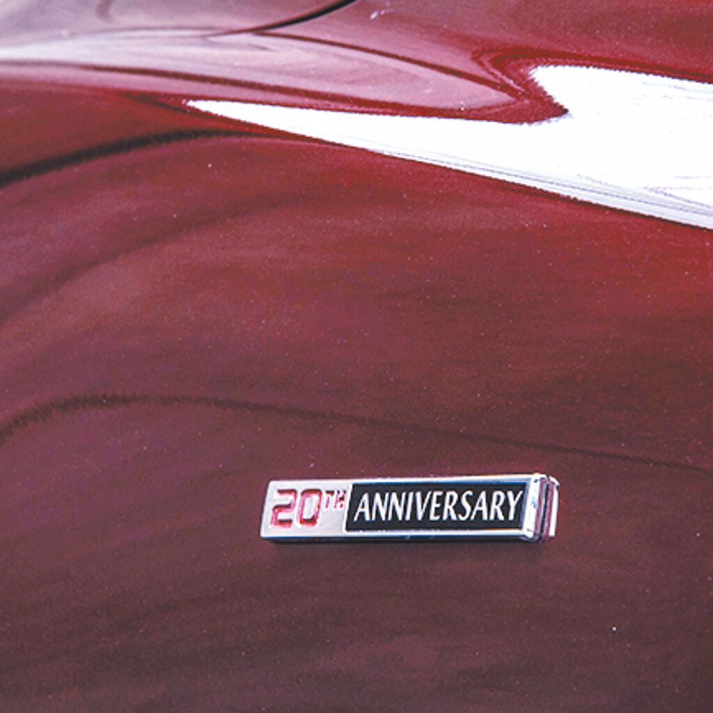 車側有20th Anniversary專屬飾徽。（陳大任攝）