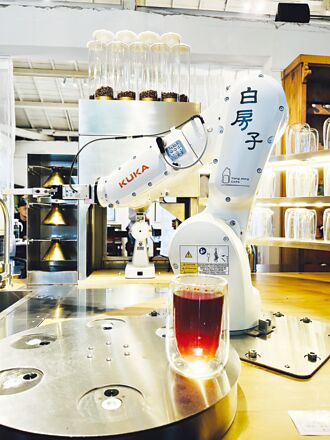 KUKAＸ白房子 開發手沖精品咖啡機器人