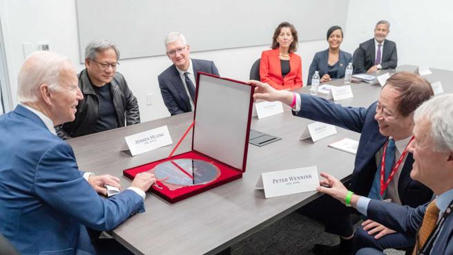 台积电赴美设厂，让美国以为有了先进制程就够了，但这其实需要一个配套措施。（图／翻摄自拜登脸书）