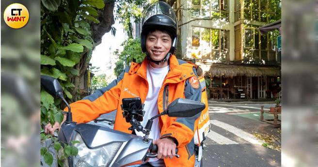 演艺事业受挫而暂时靠送快递支撑生计，张哲豪每天接下十笔订单，常常跑单到深夜才能休息。（图／焦正德摄）